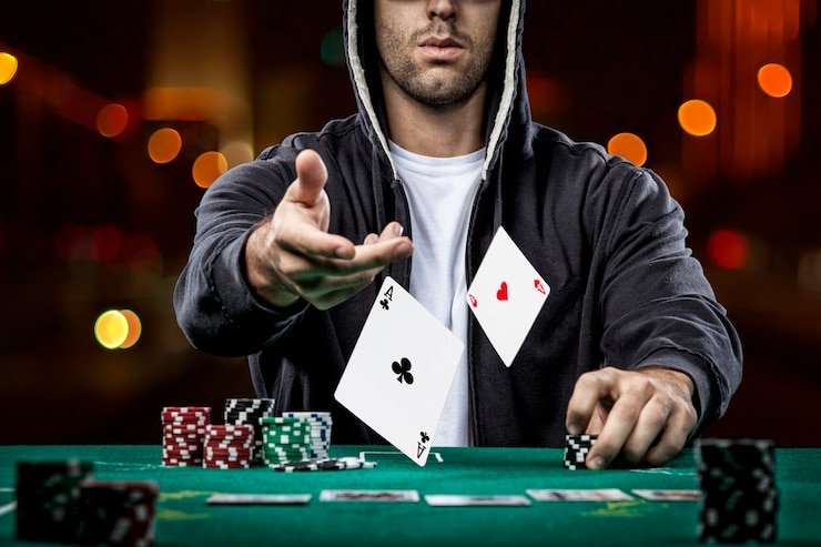 Antarmuka aplikasi ratu212 menampilkan menu taruhan olahraga, live dealer, dan slot